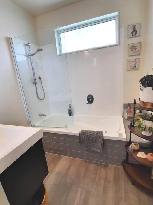 Banbury Deluxe With Spa Bath! Private Courtyard! Queenstown Eksteriør billede